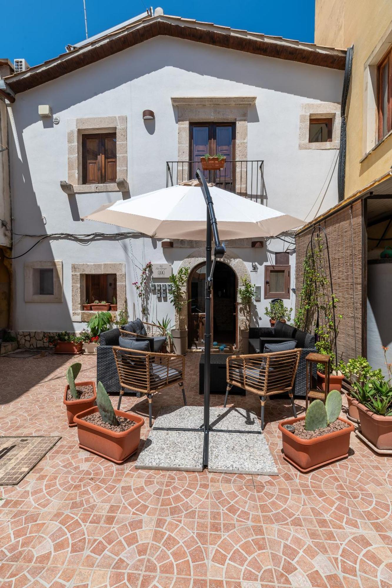 Elsa D'Ortigia - I Tre Archi Hotel Сиракуза Екстериор снимка
